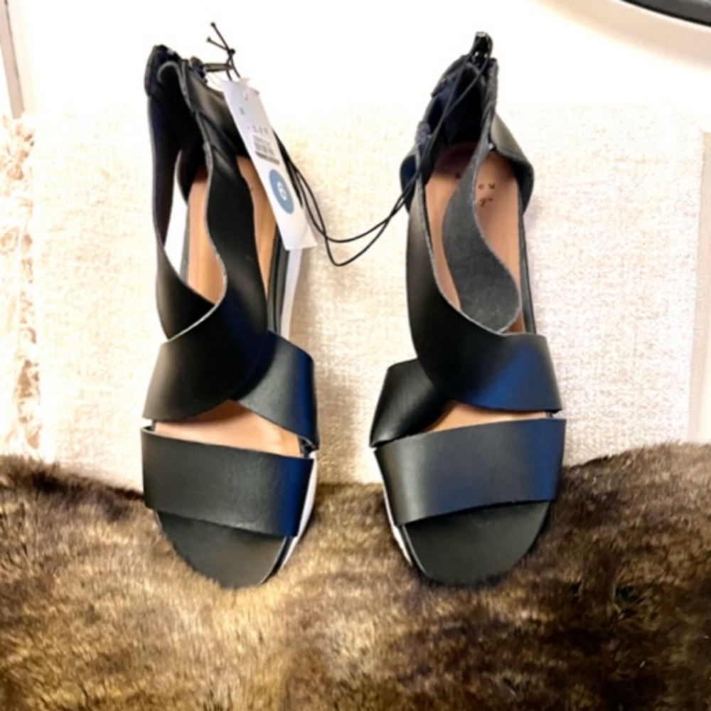 A New Day women's shoes type sandals with zipper to the heel in black size 6